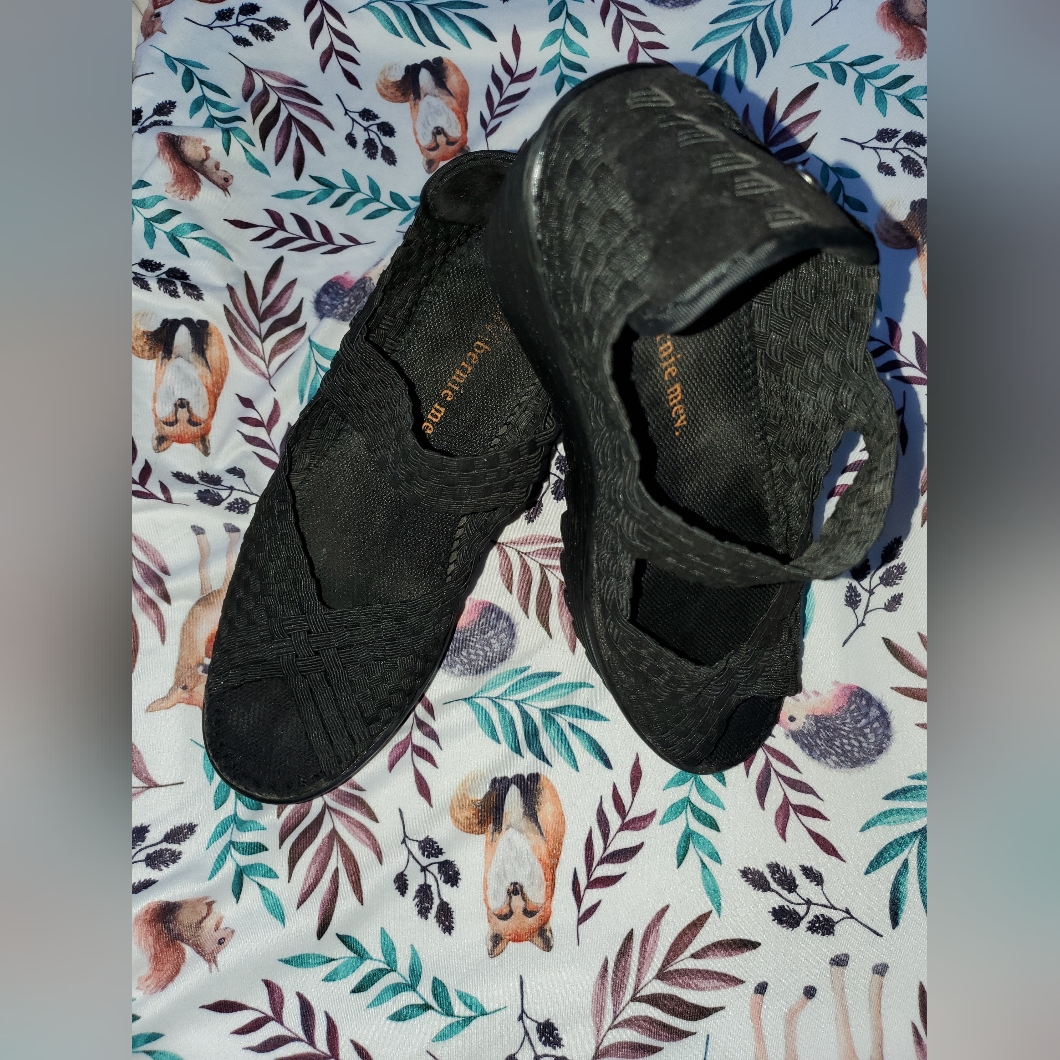 Size 38 Bernie Mev Halle Memory Foam Open-Toe Wedges.